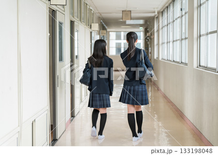 学校の廊下を歩く友達の後ろ姿（制服姿の小学生・中学生・高校生・女子高生） 133198048