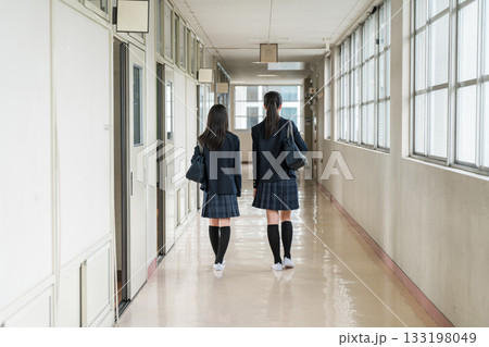 学校の廊下を歩く友達の後ろ姿（制服姿の小学生・中学生・高校生・女子高生） 133198049