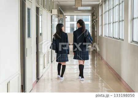 学校の廊下を歩く友達の後ろ姿(制服姿の小学生・中学生・高校生・女子高生) 学校の廊下を歩く友達の後ろ姿(制服姿の小学生・中学生・高校生・女子高生) 133198050
