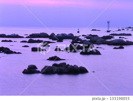 森戸の岩礁と裕次郎灯台 133198055