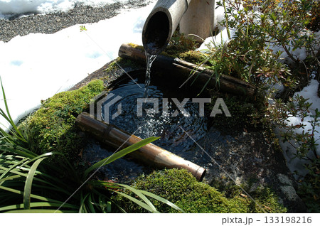 Water basin / 冬の京都旅行～古民家の縁側で眺める雪化粧した和風庭園の水場(手水鉢) 133198216