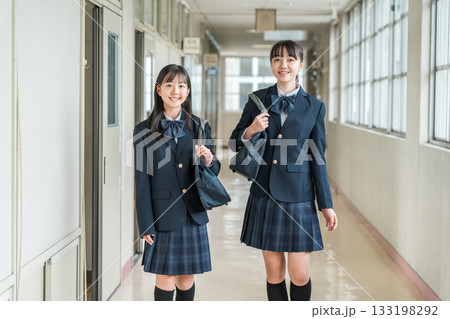 学校の廊下にいる制服,ブレザー姿の中学生の女の子 133198292