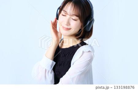 音楽を聴く女性イメージ 音楽を聴く女性イメージ 133198876
