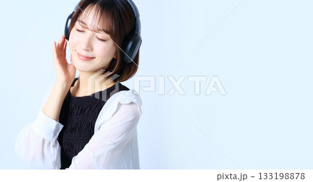 音楽を聴く女性イメージ 133198878