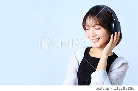 音楽を聴く女性イメージ 133198880