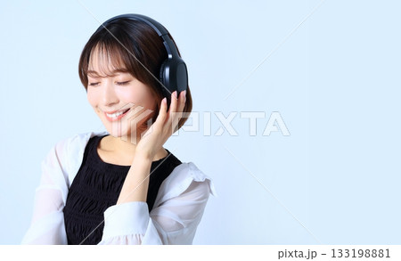 音楽を聴く女性イメージ 音楽を聴く女性イメージ 133198881