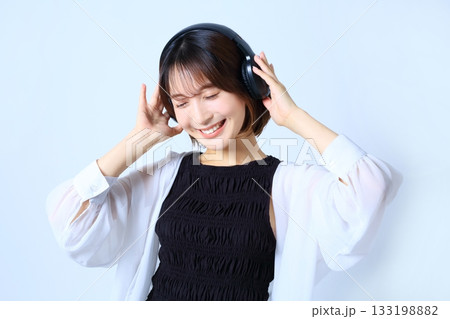 音楽をノリノリで聴く女性イメージ 音楽をノリノリで聴く女性イメージ 133198882