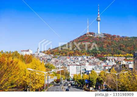 秋のソウル　南山タワー（Nソウルタワー）と緑莎坪大路 133198909