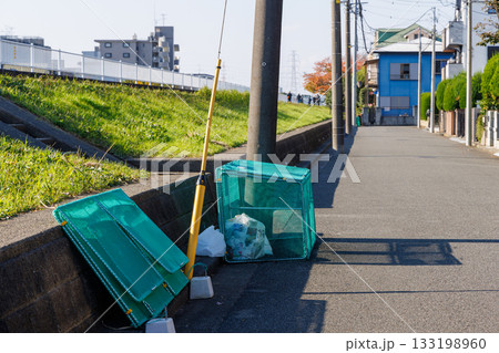 住宅街の道路に設置された生活ゴミ集積カゴ 133198960