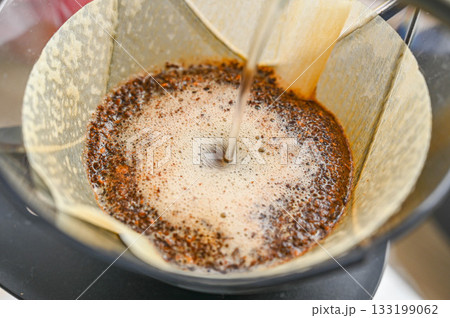 ドリップコーヒーを淹れる　お湯を注ぐ 133199062