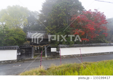 京都　矢田天満宮　紅葉の季節 133199417