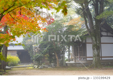 京都　矢田天満宮　紅葉の季節 133199429