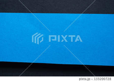 重なる青色と黒色の画用紙 133200728