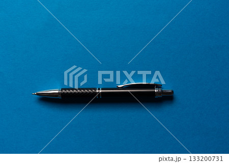 青背景に置いてあるボールペン 133200731