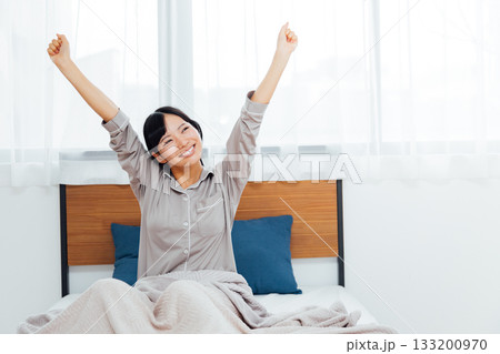 ウェルビーイングを意識した若い女性の暮らし 快眠した女性 133200970