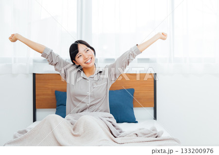 ウェルビーイングを意識した若い女性の暮らし 快眠した女性 133200976
