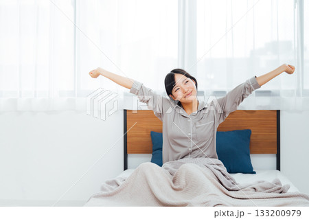 ウェルビーイングを意識した若い女性の暮らし 快眠した女性 ウェルビーイングを意識した若い女性の暮らし 快眠した女性 133200979