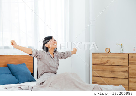 ウェルビーイングを意識した若い女性の暮らし 快眠した女性 ウェルビーイングを意識した若い女性の暮らし 快眠した女性 133200983