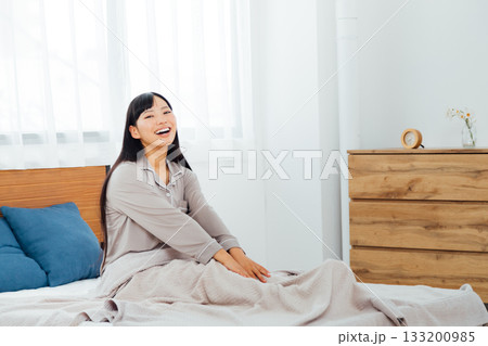 ウェルビーイングを意識した若い女性の暮らし 快眠した女性 133200985