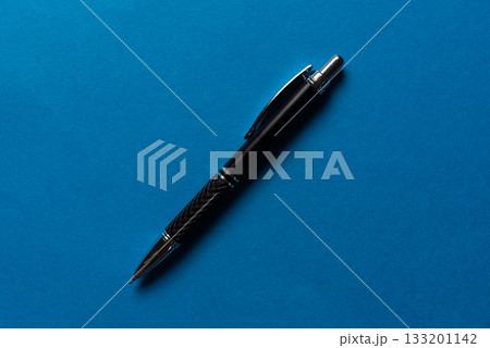 青背景に置いてあるボールペン 青背景に置いてあるボールペン 133201142