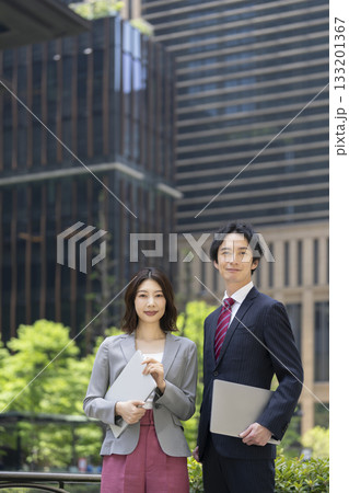 男女2人のビジネスパーソン 男女2人のビジネスパーソン 133201367
