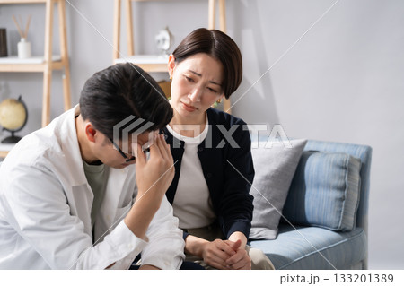 カップル　深刻　悩む 133201389