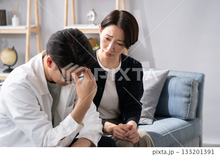 カップル 深刻 悩む カップル 深刻 悩む 133201391