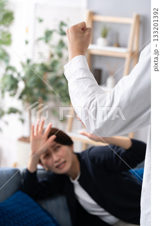 カップル DV 喧嘩 カップル DV 喧嘩 133201392