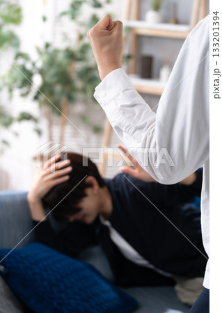 カップル　DV　喧嘩 133201394