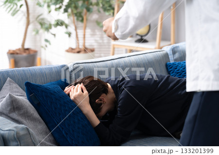 カップル　DV　喧嘩 133201399