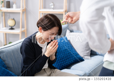 カップル　DV　喧嘩 133201410