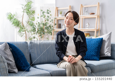 ソファーに座る女性 会話 ソファーに座る女性 会話 133201440