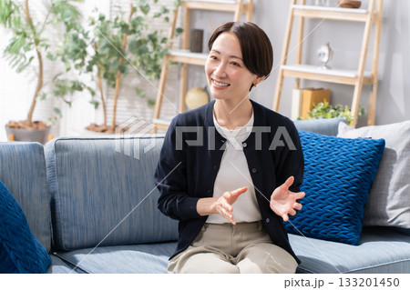 ソファーに座る女性　会話 133201450