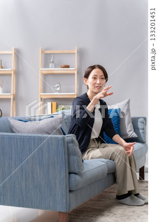 ソファーに座る女性 会話 ソファーに座る女性 会話 133201451
