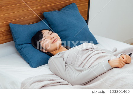 ウェルビーイングを意識した若い女性の暮らし ぐっすり眠る女性 ウェルビーイングを意識した若い女性の暮らし ぐっすり眠る女性 133201460