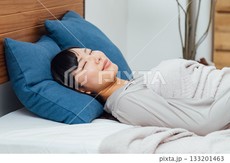 ウェルビーイングを意識した若い女性の暮らし ぐっすり眠る女性 133201463