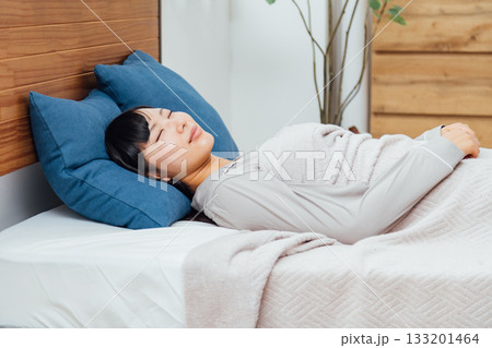 ウェルビーイングを意識した若い女性の暮らし ぐっすり眠る女性 ウェルビーイングを意識した若い女性の暮らし ぐっすり眠る女性 133201464