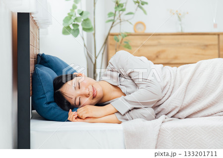 ウェルビーイングを意識した若い女性の暮らし ぐっすり眠る女性 133201711