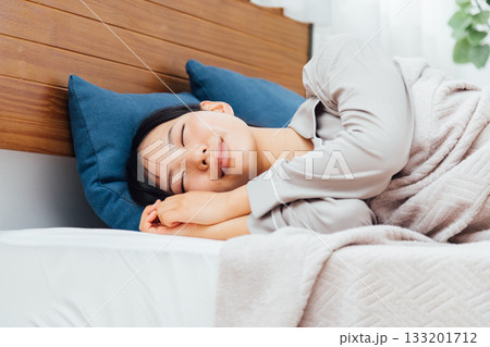 ウェルビーイングを意識した若い女性の暮らし ぐっすり眠る女性 133201712