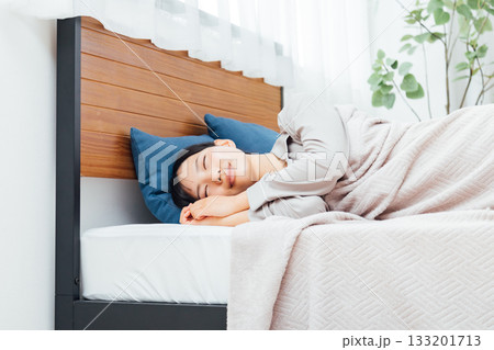 ウェルビーイングを意識した若い女性の暮らし ぐっすり眠る女性 133201713