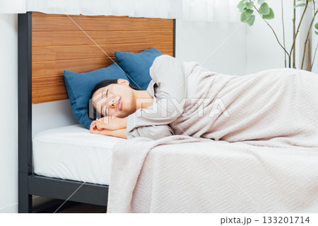 ウェルビーイングを意識した若い女性の暮らし ぐっすり眠る女性 ウェルビーイングを意識した若い女性の暮らし ぐっすり眠る女性 133201714