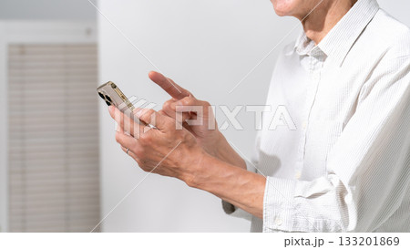 男性　シニア　スマホ　手元 133201869