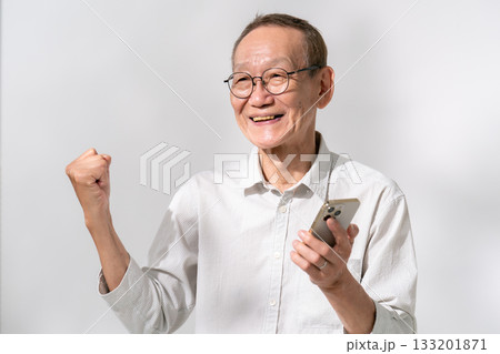 男性　シニア　スマホ　ガッツポーズ 133201871