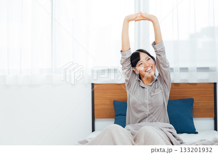 ウェルビーイングを意識した若い女性の暮らし 熟睡した女性の寝起き ウェルビーイングを意識した若い女性の暮らし 熟睡した女性の寝起き 133201932