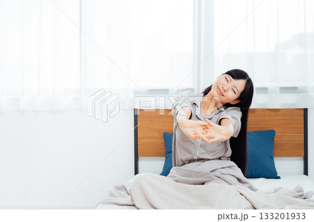 ウェルビーイングを意識した若い女性の暮らし 熟睡した女性の寝起き 133201933