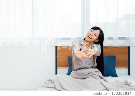 ウェルビーイングを意識した若い女性の暮らし 熟睡した女性の寝起き 133201934