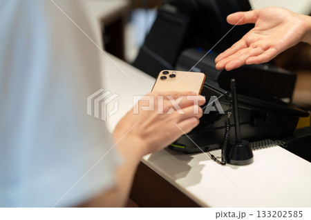 ショッピングをしてモバイル決済をする女性　撮影協力:スポーツクラブ&サウナスパ ルネサンス 幕張24 133202585