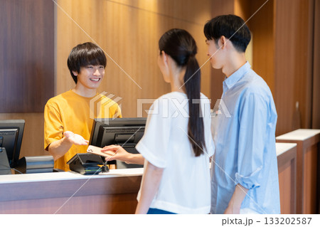 ショッピングをしてモバイル決済をする女性　撮影協力:スポーツクラブ&サウナスパ ルネサンス 幕張24 133202587