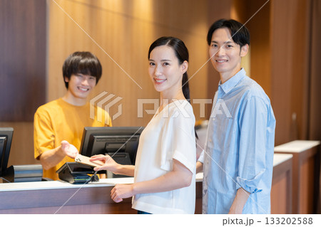 ショッピングをしてモバイル決済をする女性　撮影協力:スポーツクラブ&サウナスパ ルネサンス 幕張24 133202588