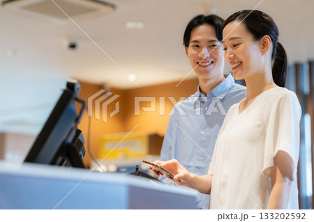 ショッピングをしてモバイル決済をする女性　撮影協力:スポーツクラブ&サウナスパ ルネサンス 幕張24 133202592